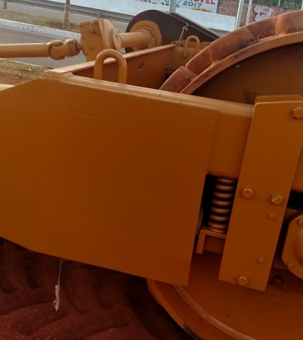 rolo para fazer aterro represa